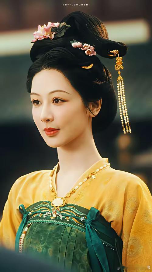 据我猜测，自《锦绣芳华》之后，杨紫应该不会再演古装剧了。​因为继《国色芳华》之后