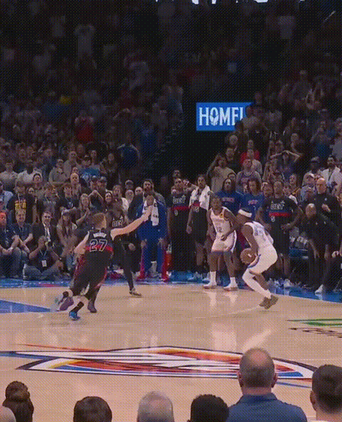 亚历山大三分绝杀被吹犯规。很明显推人了，但是在现代篮球中应该不算犯规。第一哈