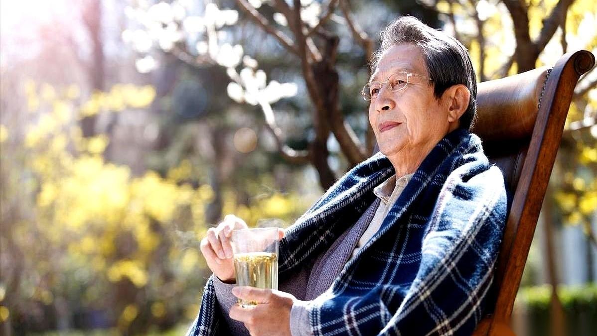 我算是看明白了，以前一辈子的养生经，到老了可能都得推倒重来。什么“一日之计在于