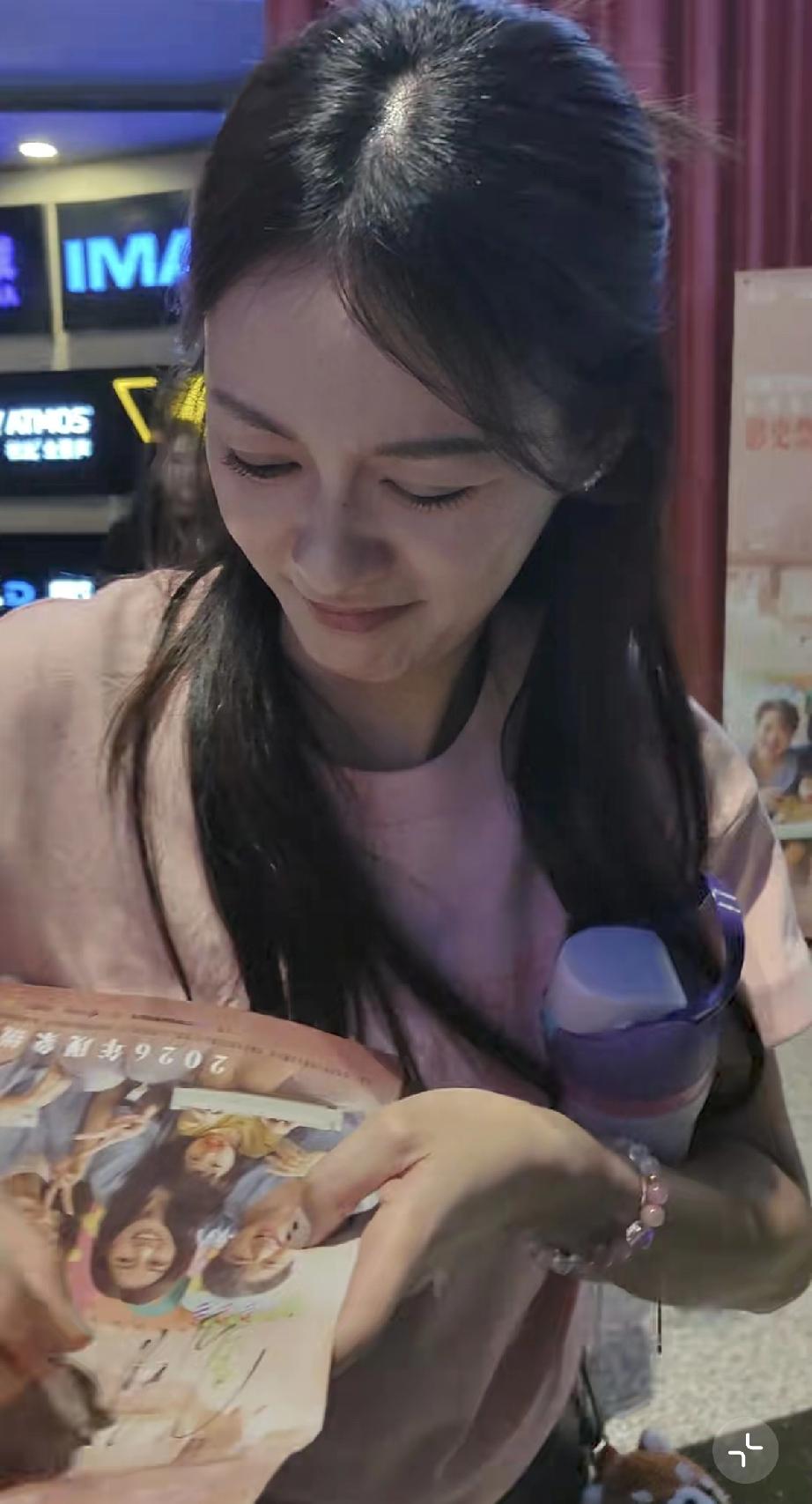 4月3日，陈意涵现身成都一火锅店，路人镜头下她跑过来签名，个子不是很高，但非常开
