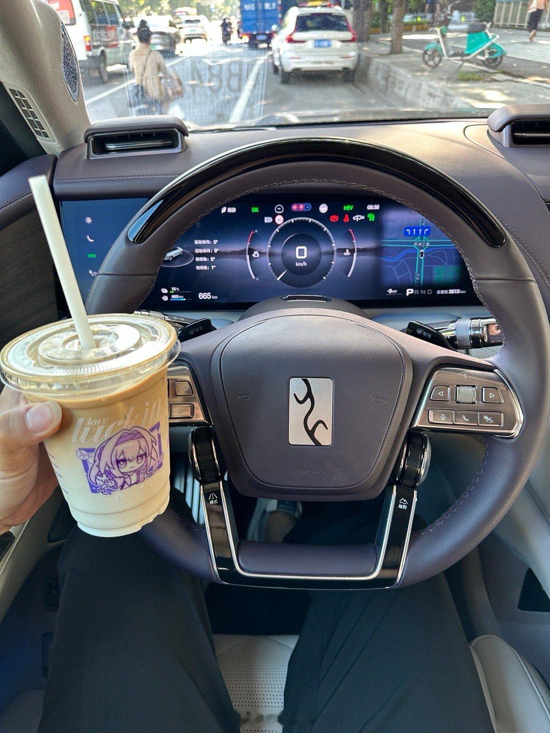 开百万豪车，饮穷鬼咖啡～出发，干活[加油]​​​