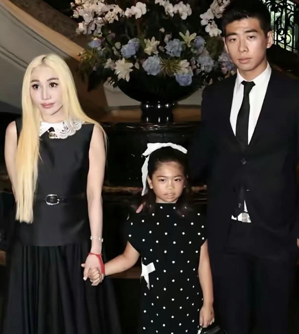 赌王家族最近一次公开露面，四房长女何超盈带着丈夫辛奇隆和女儿一起现身，照片一流出