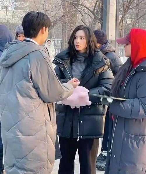 哈尔滨街头“星”光乍现，网友幸运偶遇明星炸街近日，有网友在哈尔滨大街上意外撞