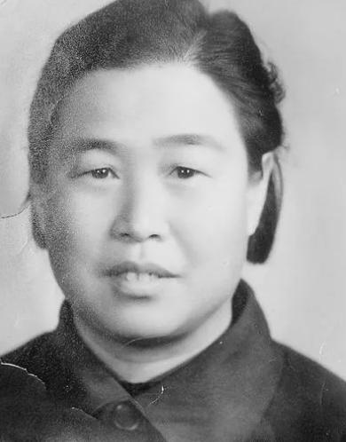 1949年的开国大典前夕，毛主席亲自写请柬邀请一位14岁的小姑娘，来参加开国大典