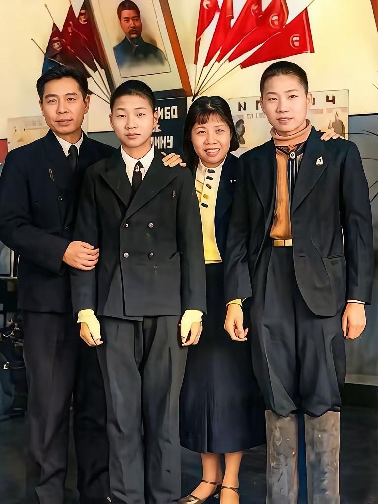 周总理和邓颖超在莫斯科与毛岸英毛岸青兄弟俩，在莫斯科的留影。该照片摄于1940