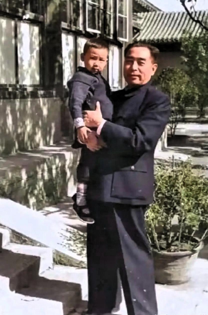 致敬您！一张珍贵的老照片！这是1956年10月，在中南海西花厅，周恩来总理抱