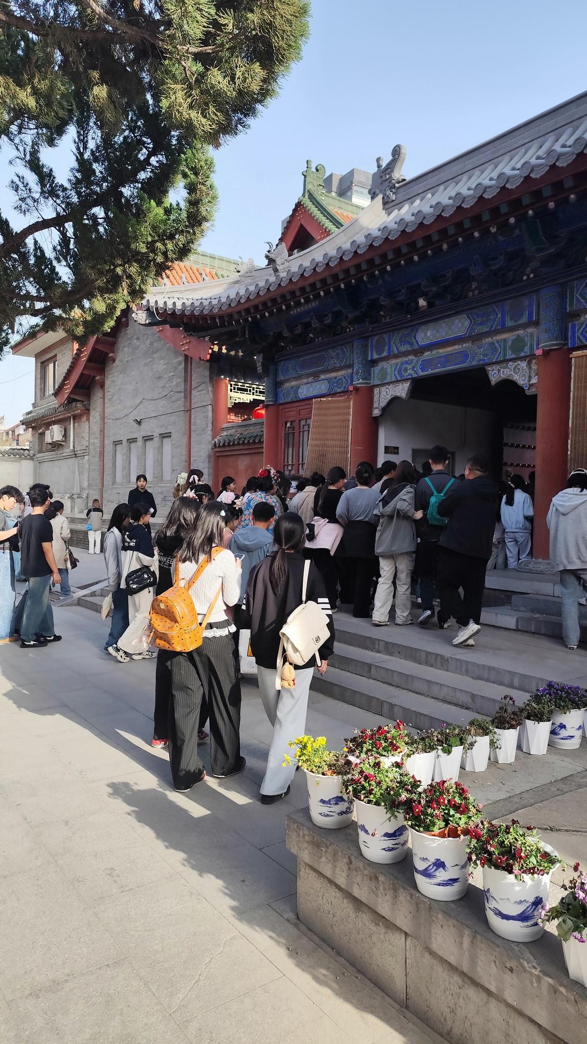 清明小长假的大兴善寺，直接被人流挤成了“兵马俑”现场！之前经常去这儿转，可以图个