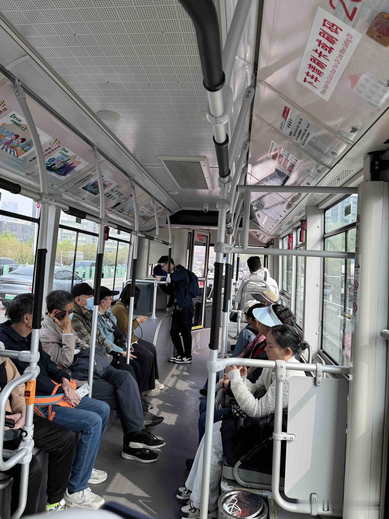 周五陪着小姑子在北京口腔医院门诊做了一个小手术。我是上午11时多到医院的，本来