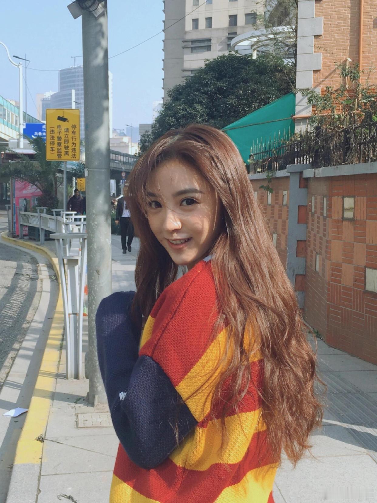 田曦薇以前一股网红感，现在特别自然，是去掉美瞳和黑眼线大睫毛的原因吗