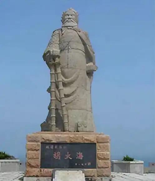 1362年，明军大将胡大海正在观看士兵操练，将领蒋英突然发难，率叛军一拥而上，