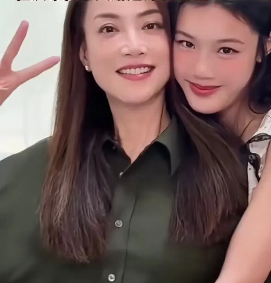 生父终究不再是秘密了！霍汶希一直把女儿保护的很好，近日却罕见让女儿拍摄杂志，成