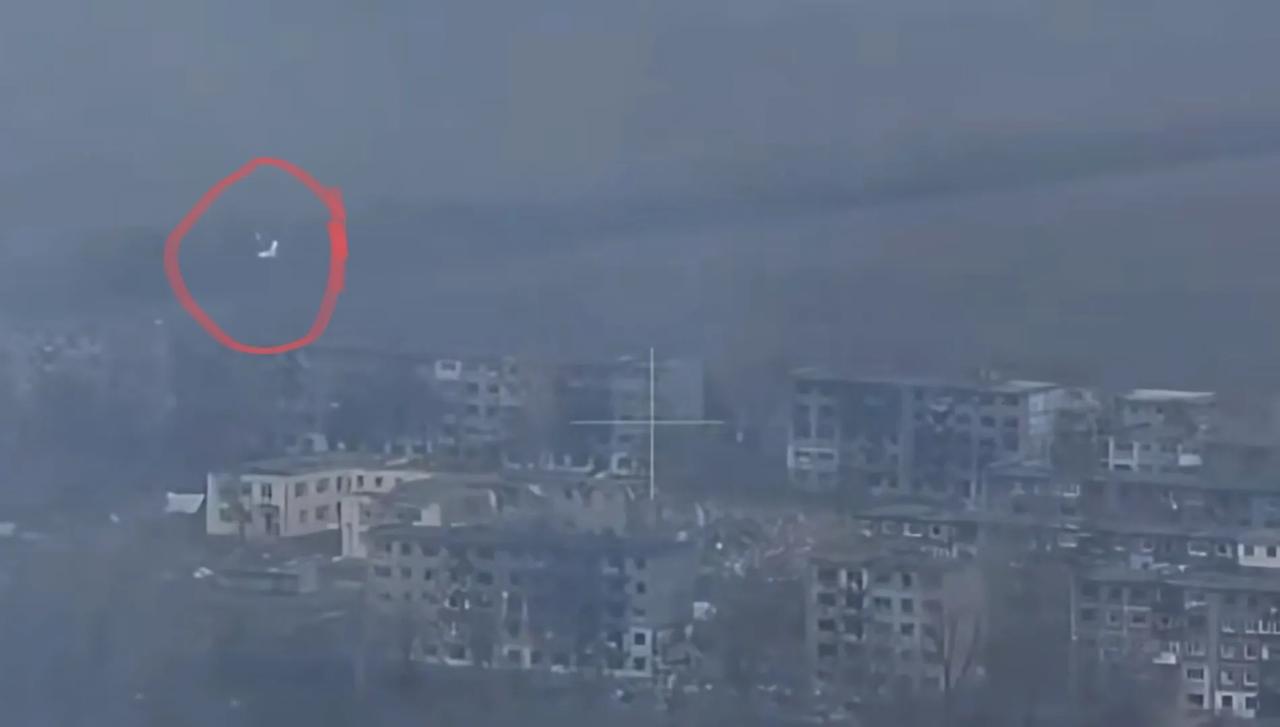 俄空天军苏-34战斗轰炸机投下的1枚3000公斤级FAB-3000滑翔制导炸弹命