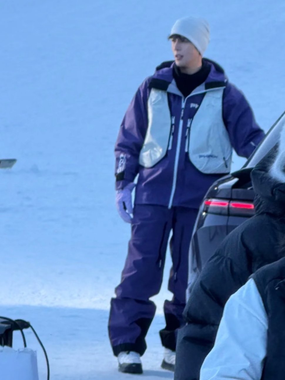 王安宇滑雪摔了紫色果真有韵味！这身衣服王安宇穿着可太帅了欧巴美貌发力中最后一张好