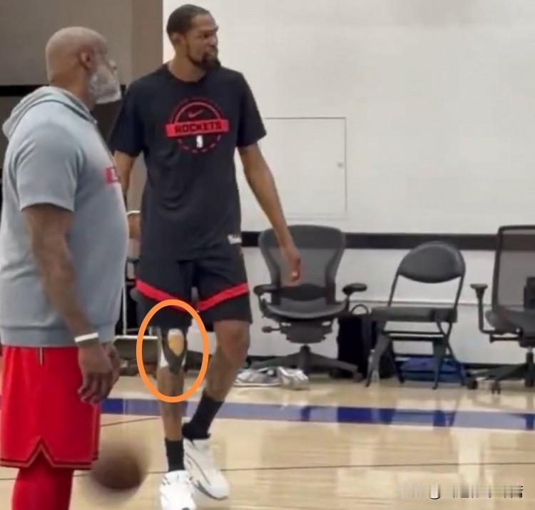 看着揪心，杜兰特膝盖贴多层护具参加训练，乌度卡希望他出战G2。据最新报道，