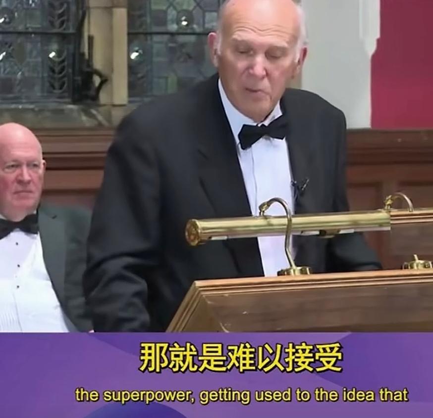 英国这位白发老者的发言把我给逗乐了！他直言，“当今世界霸主美国有一个心结，