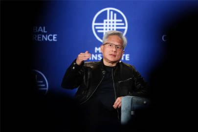 5月4日在洛杉矶的米尔肯全球峰会上演了一出极其恶心的“双面戏法”。一方面，当
