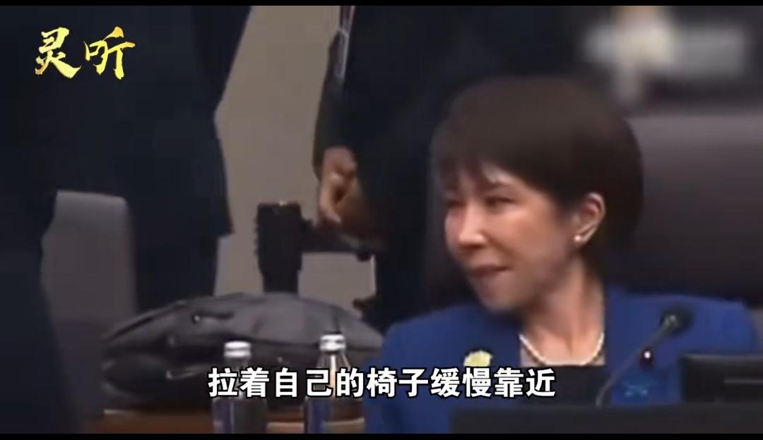 搞事早苗的“花痴外交”再下一城。你看她那小眼神儿,简直就要拉丝了。坐着椅子,用手