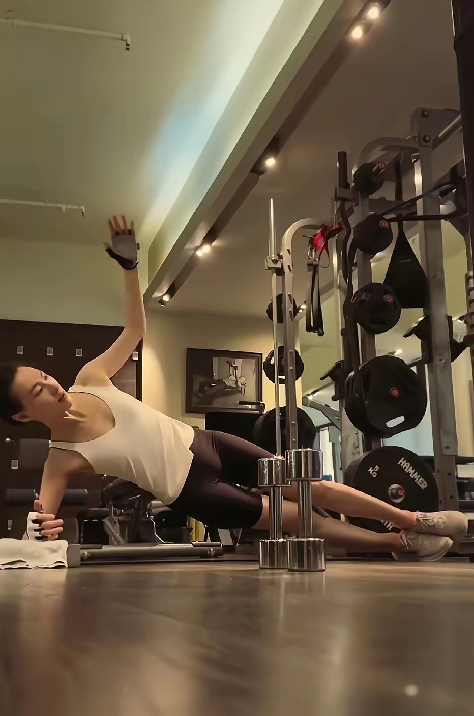 被梁洛施的健身房状态惊到了！没有摆拍，没有滤镜，就是实打实的练，果然女明星的冻龄