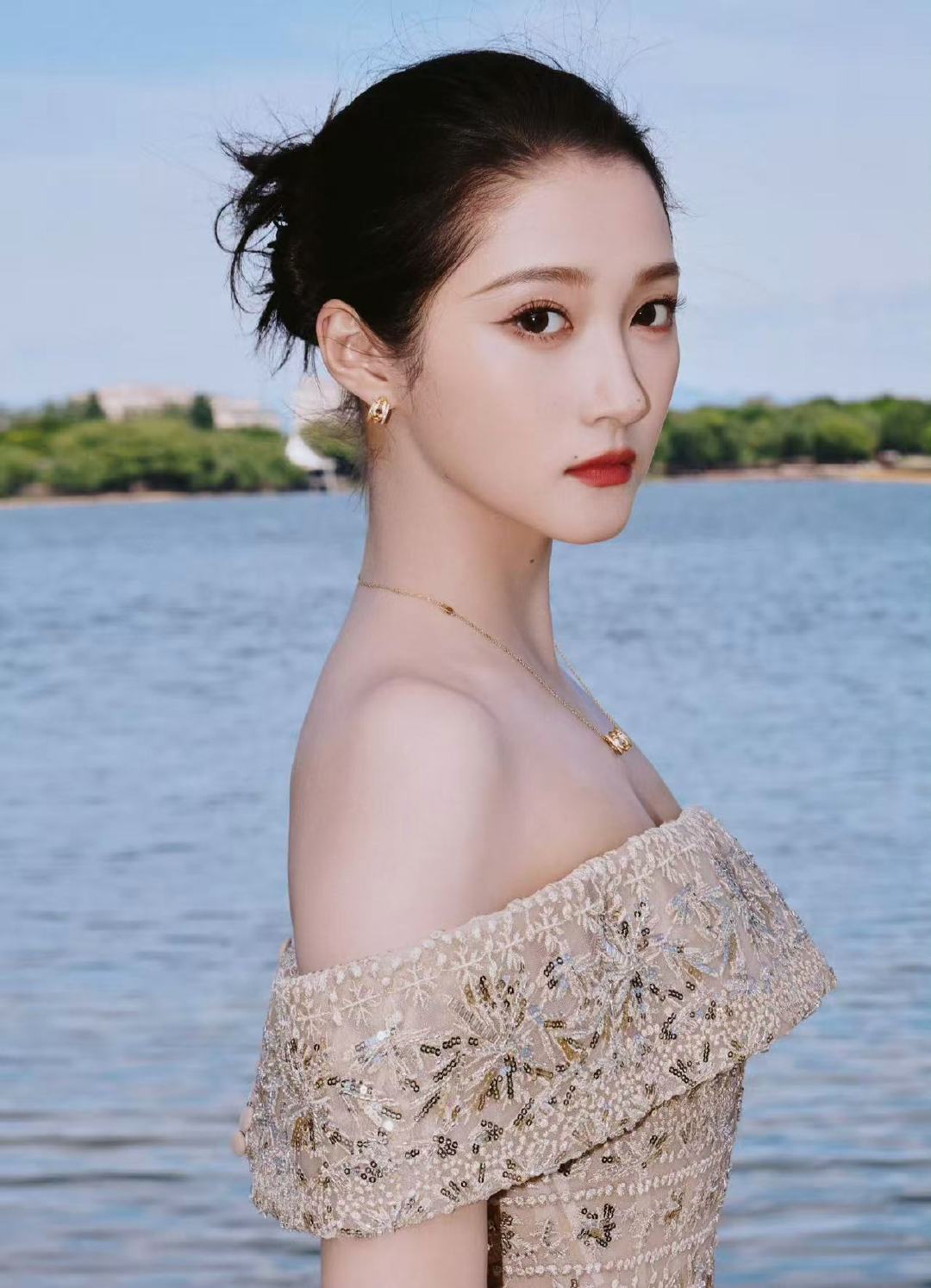 关晓彤鎏金亮钻裙关晓彤大花味哇哦！关晓彤这个裙子也太美了吧！！！完全大花味儿啊！