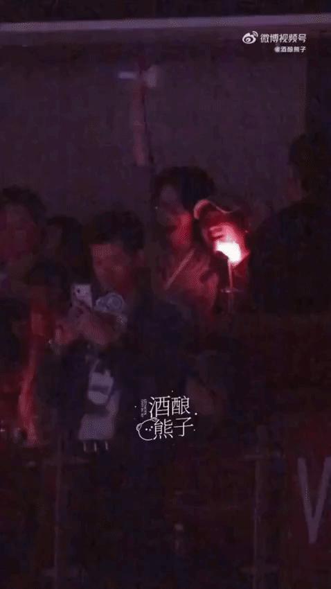 王菲引发热议，原因是靠在李维嘉肩膀上，与那英一起隔空对唱！8月23日，王菲上了