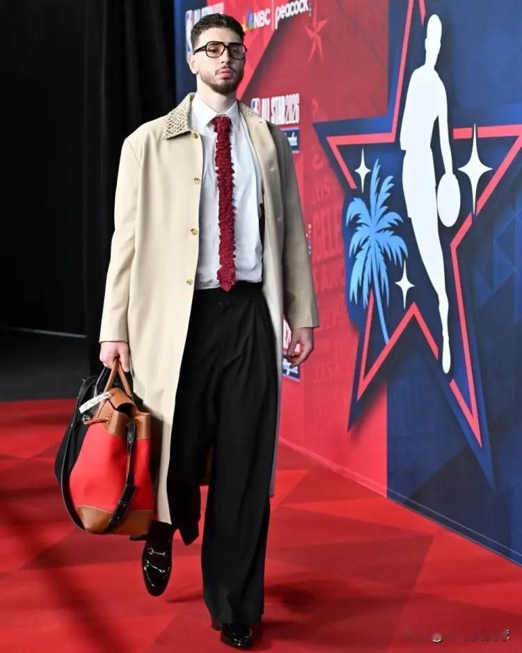 火箭超级巨星申京真是太聪明了！最近申京在接受媒体采访时被问到了一个非常棘手的问题