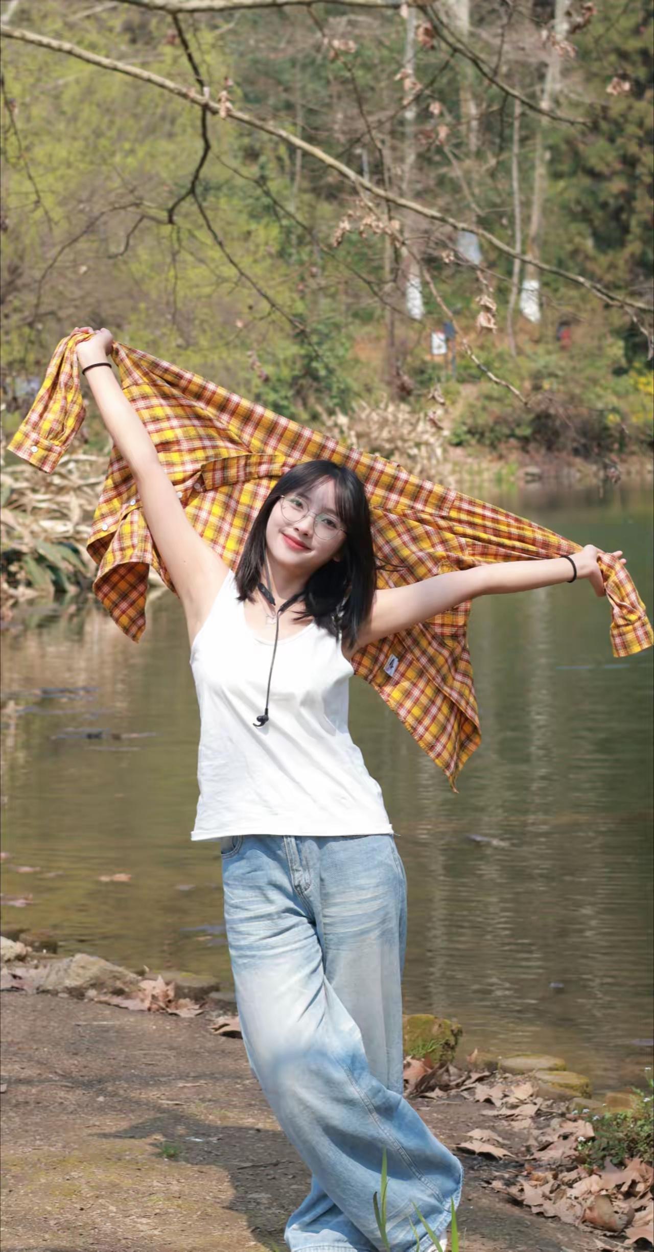 在湖边拥抱自然，享受美好时光！🌿💕