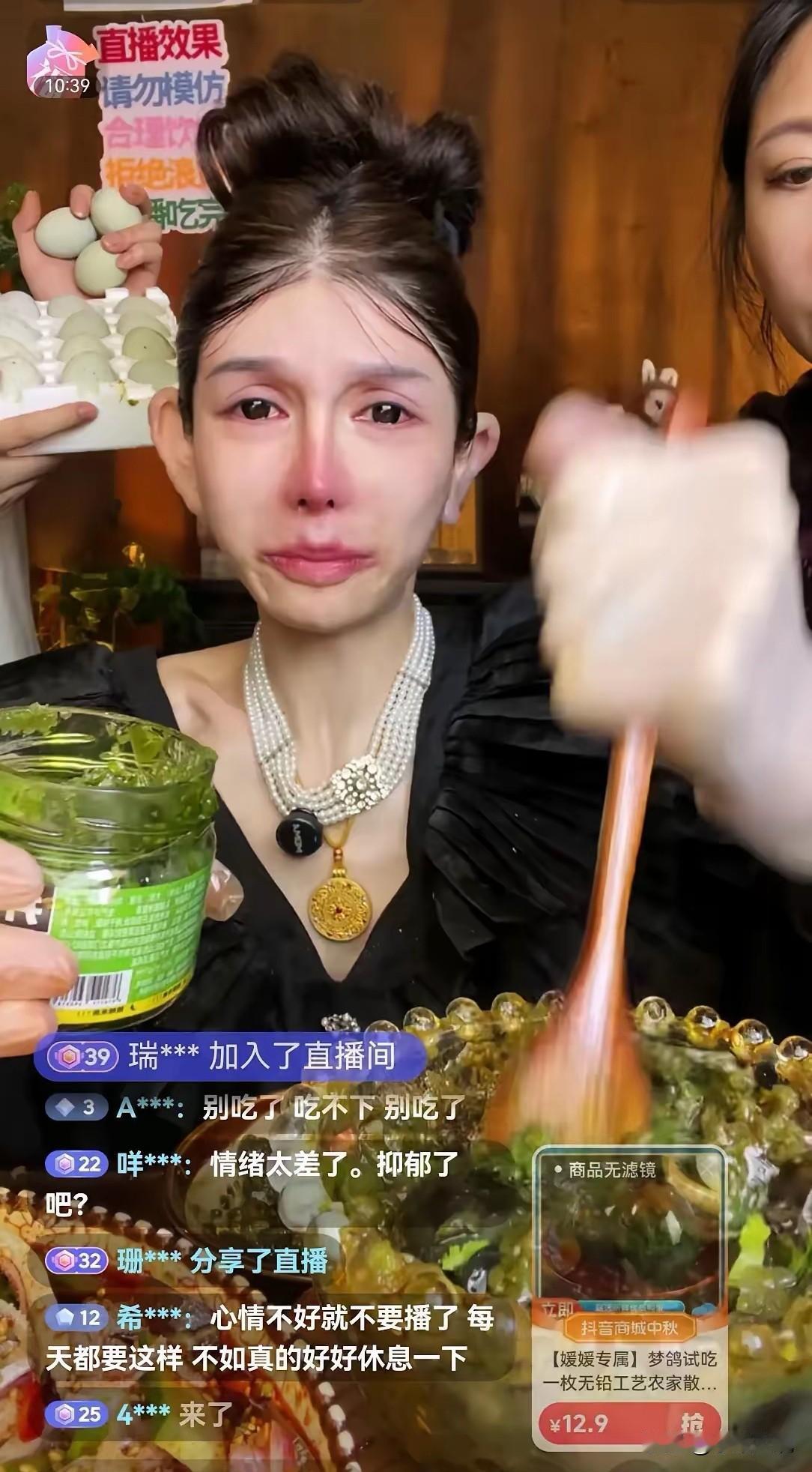 看到这个女孩边哭边直播，我一下子想到了蓝战非揭秘的直播“潜规则”，细思极恐，家里