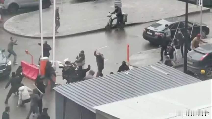 莫斯科又干仗了！据俄新社、路透社26日消息，俄罗斯内务部称，25日莫斯科西南部