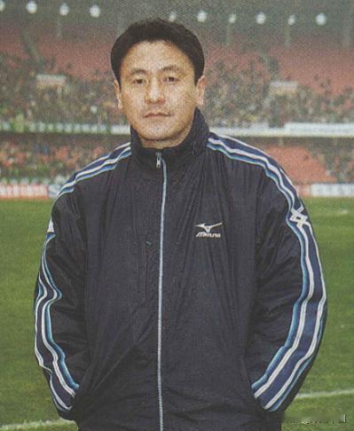 马明宇笑着问记者：“我的发型怎么样？五块钱搞定的。五十块的头我也理过，孩子他妈说