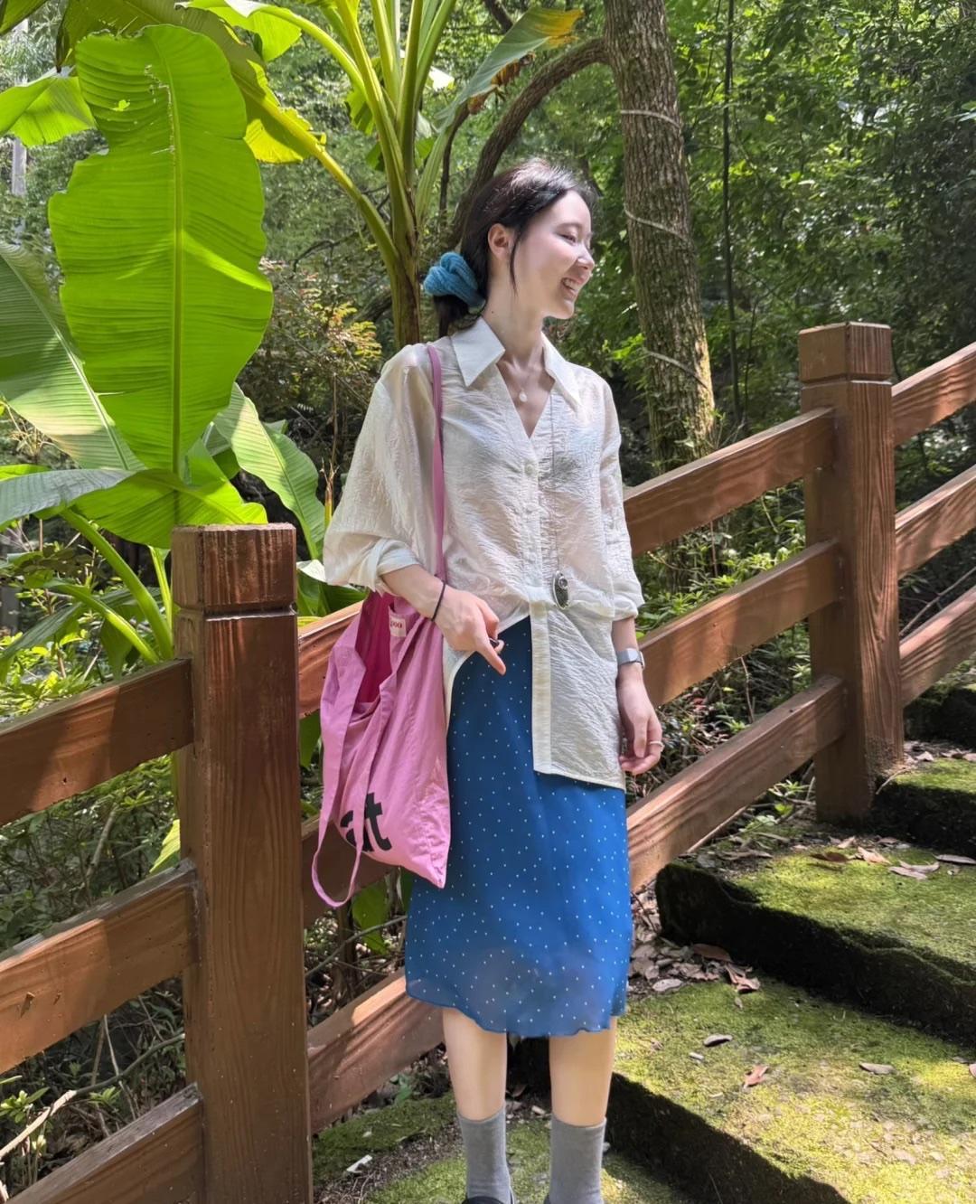 这样的配色超好看呀，清新又夏天！夏天白衬衫可以模仿这小姐姐的穿搭，轻薄微透的材质