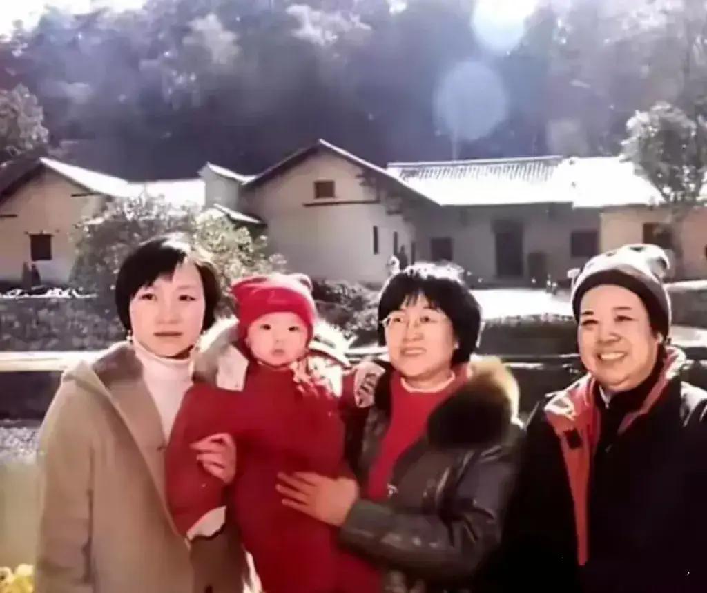 刘滨和母亲长得真像，他抱着两岁的外孙毛东东，一旁是奶奶邵华。这张温馨的合影，