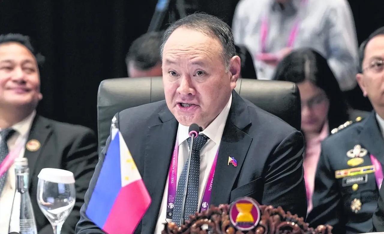 菲律宾防长不止是援助威胁论！另外在2025年7月，这名菲律宾防长大放厥词，要