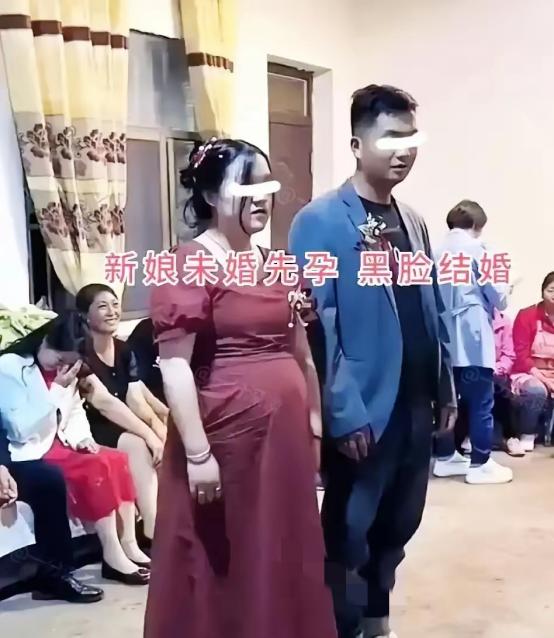 这能幸福吗？江苏盐城，一家酒店的婚礼视频传出来，新娘肚子明显已经六个月，礼服系得