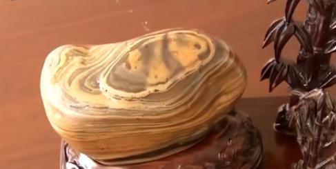 2003年，一个孩子在海边玩耍，忽然大声呼喊：“爸爸，快来看这石头上有两只熊猫！