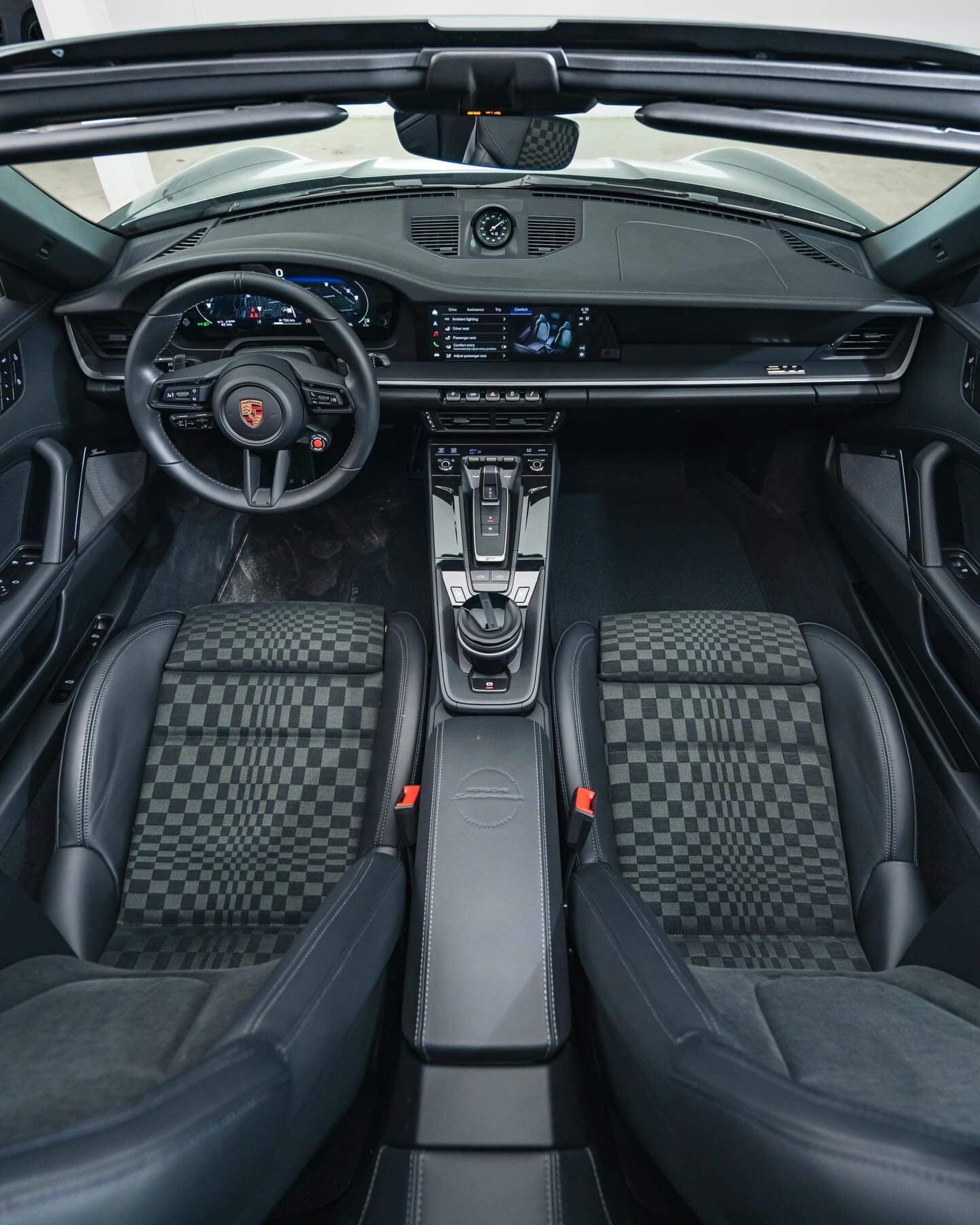 一个永不褪色的剪影，一段永不过时的驾驶体验。保时捷911Targa4GTS