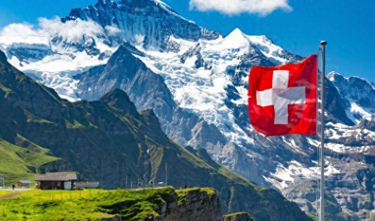 历史这玩意儿，有时候幽默得让人心惊胆战。当全世界的眼光都盯着俄乌战场的硝烟时，大