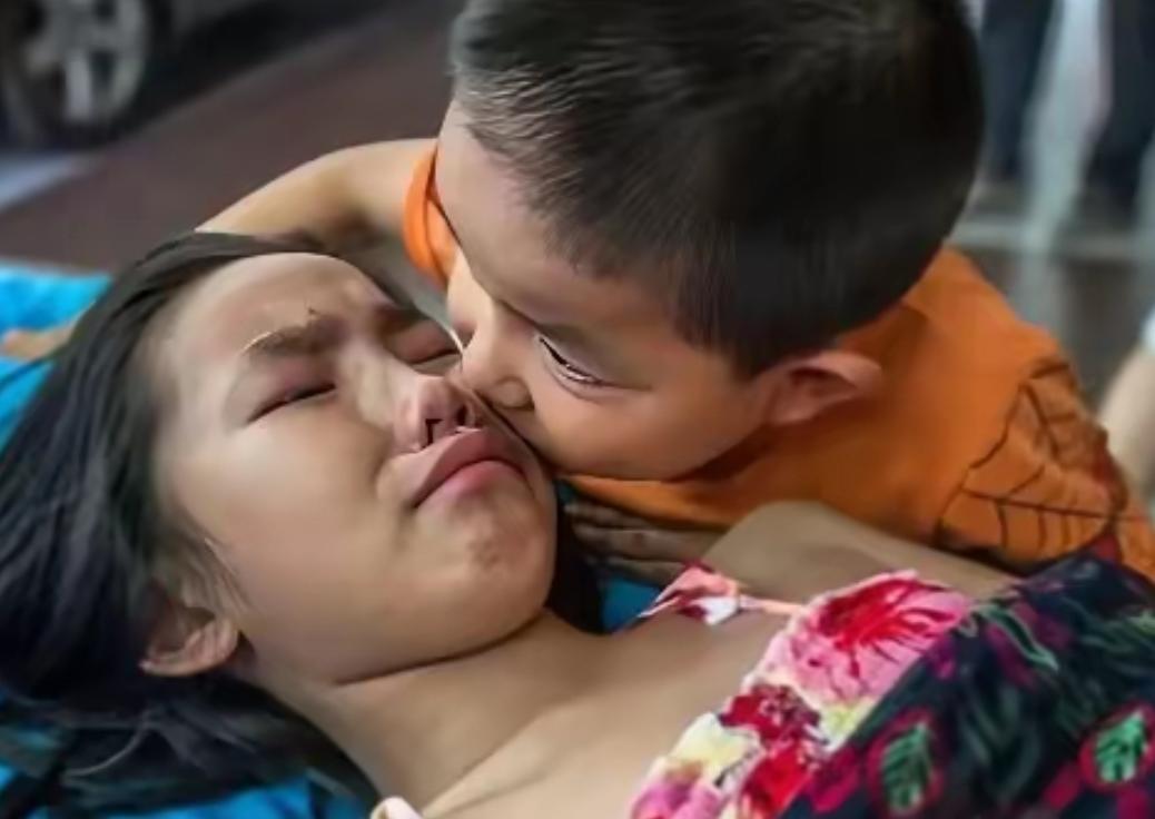 2017年，一个7岁的小男孩独自把11岁的姐姐推到医院，医生问他父母在哪，孩子低