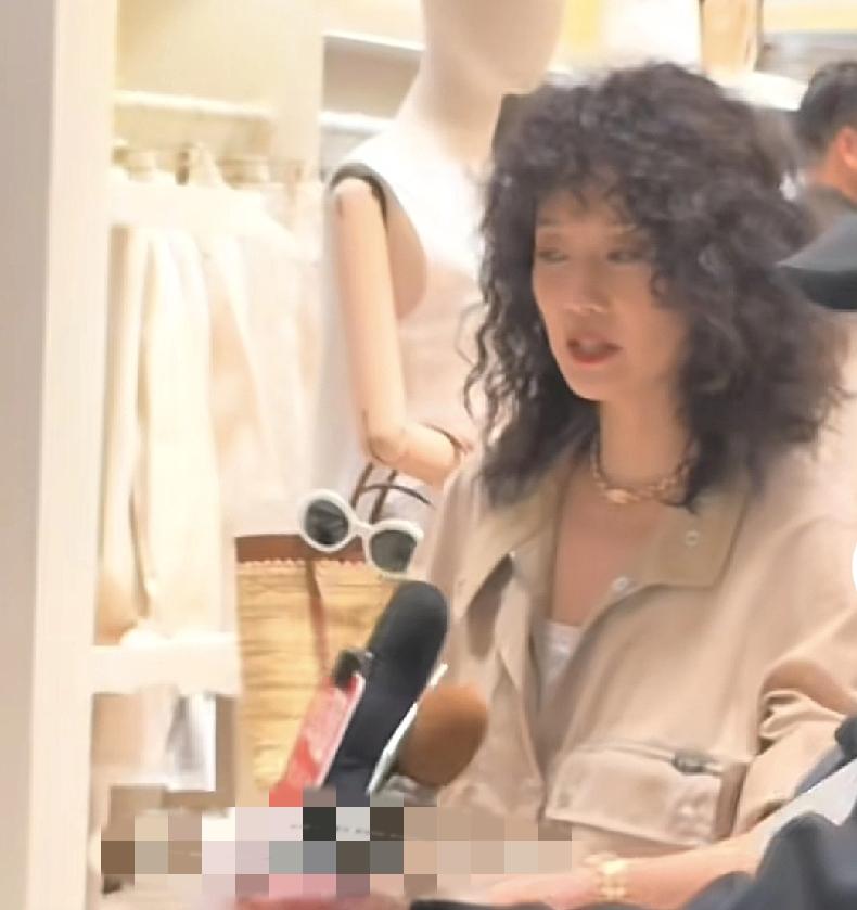 马伊俐，这也太抢眼了3月31日下午，马伊琍现身Prada活动，现场生图一出，