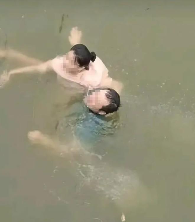 河北一男子见义勇为，跳河救人时竟把裤衩游丢了。他将落水女子救上岸后，对方一看他下