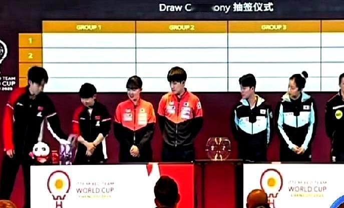 王楚钦递个纸条，直接被喊上交工资卡。这事儿就是这么来的。王楚钦在场边随手递给