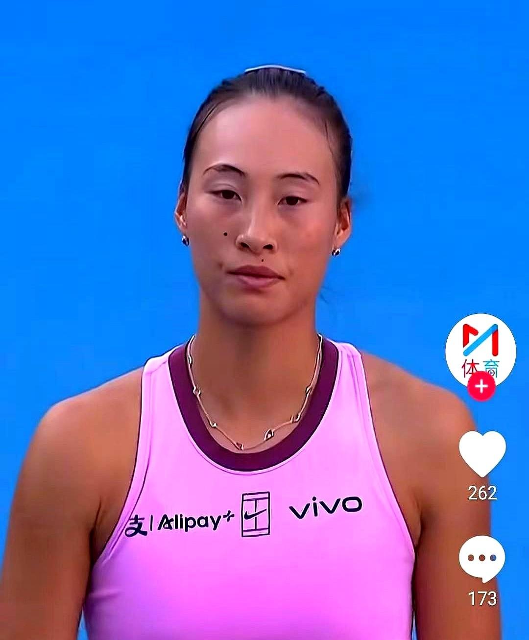 我发现郑钦文还得过自己心里那道坎儿。雅典赛输给科雷吉茨科娃，错失四强，这事儿