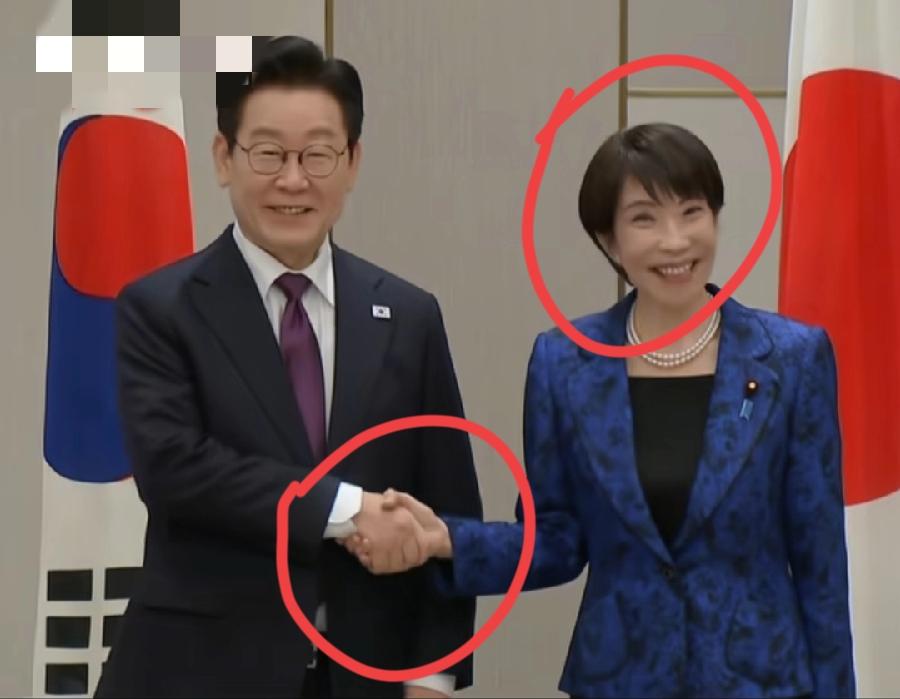 李在明访日与高市早苗会谈，3个小细节:1、二人握手10秒钟，高市手劲很大！2