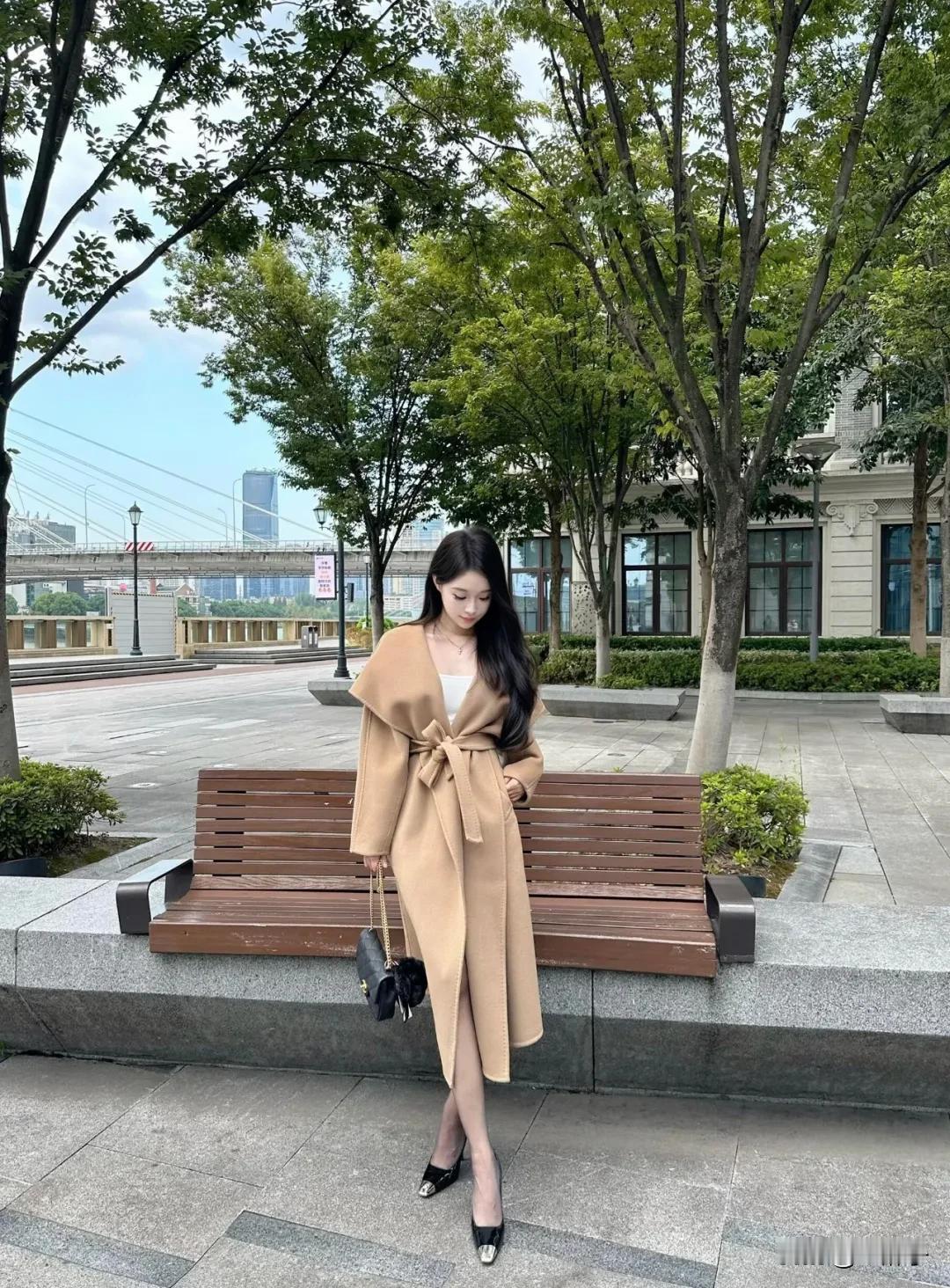 轻纱拂面，长裙拂地。