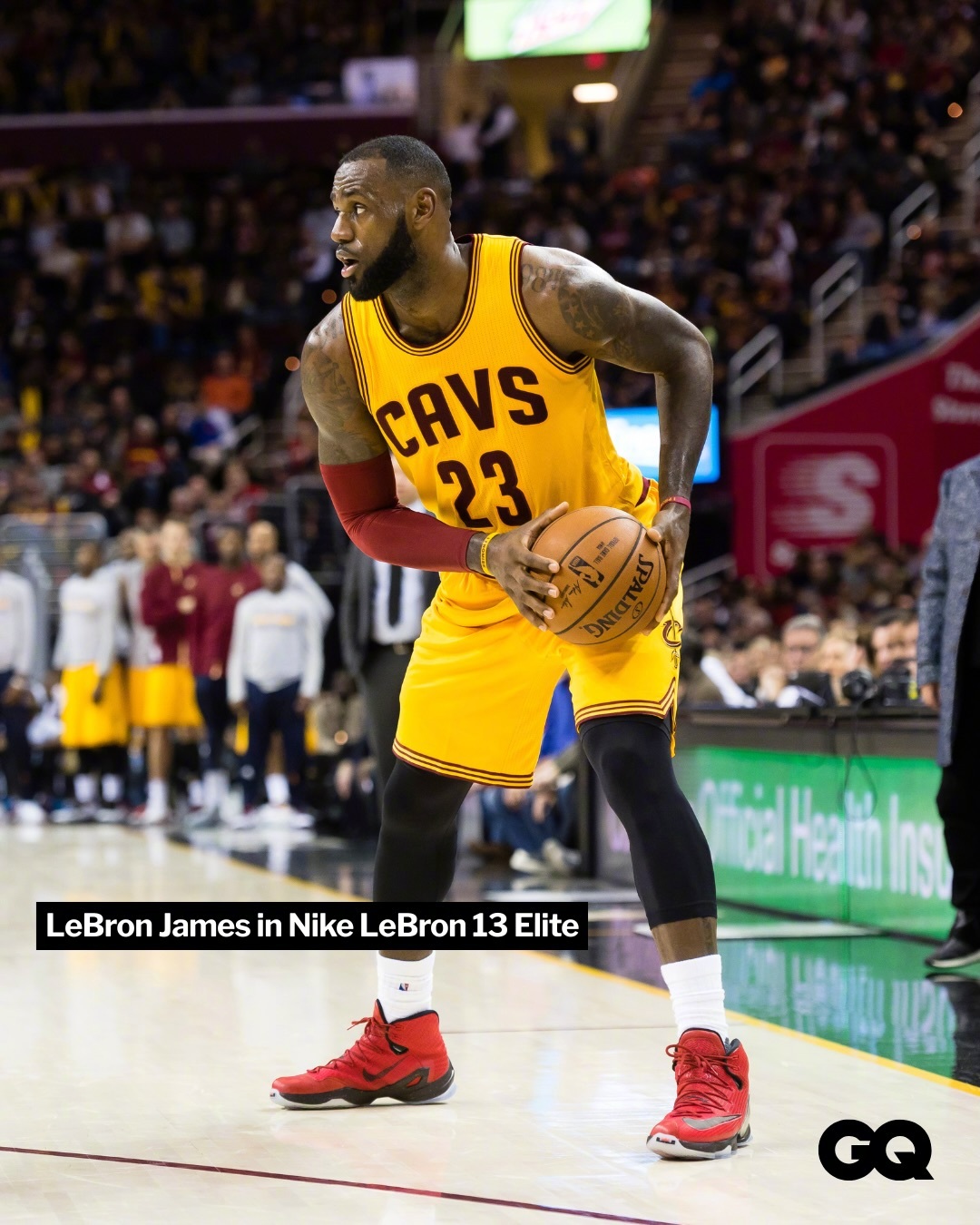 2016年时，球员们当时穿着的最新款球鞋。