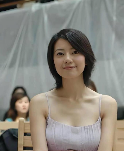 高圆圆早年美照曝光颜值封神。最近网上流出高圆圆早年旧照，一下就火出圈。她