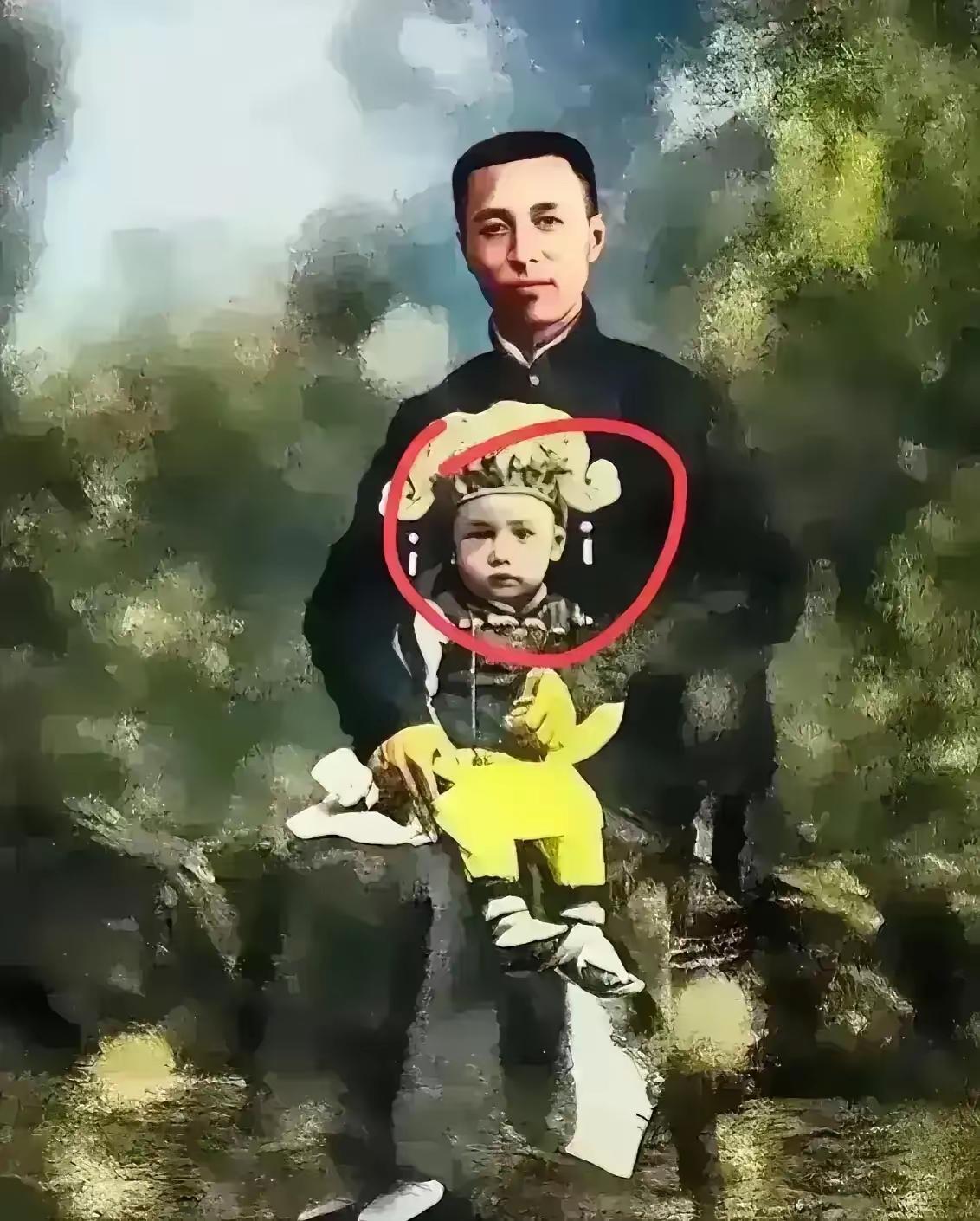 照片里依偎在父亲怀里的小男孩肯定不会想到，长大后会成为新中国的保护神，猜猜他是谁