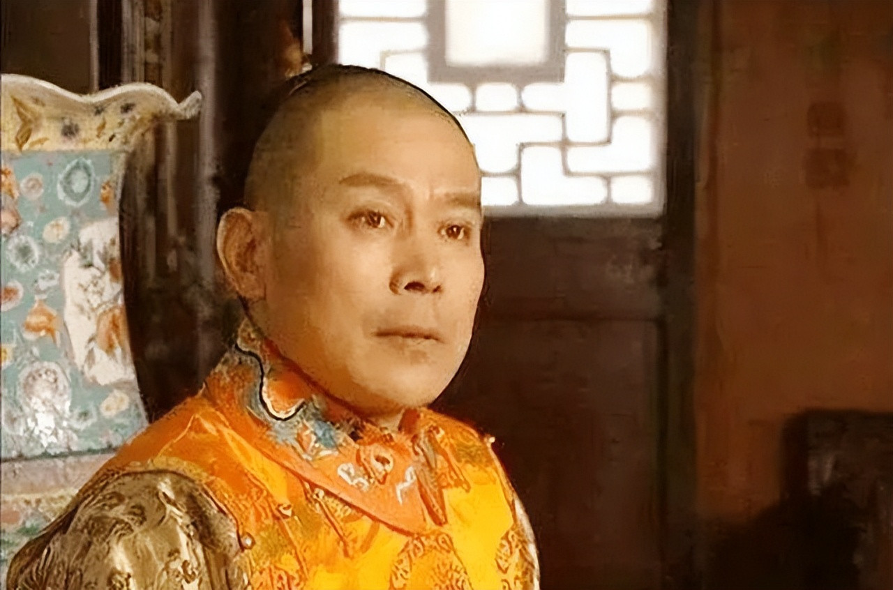 夜里，康熙睡不着，便溜达到郑贵人的寝宫。没想到窗户里竟传出男人的声：“你放心，老