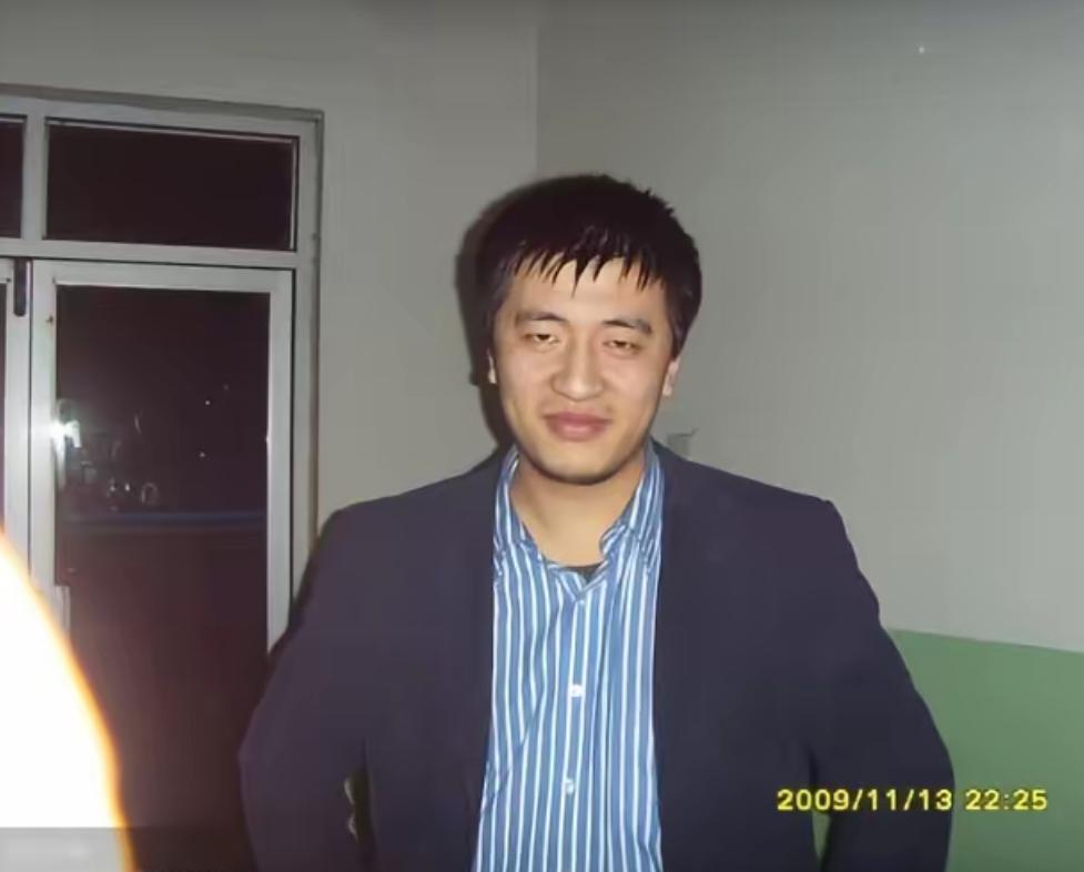 这是2009年张雪峰老师还在海天考研工作时同事给他拍的照片，当时的张雪峰老师还只