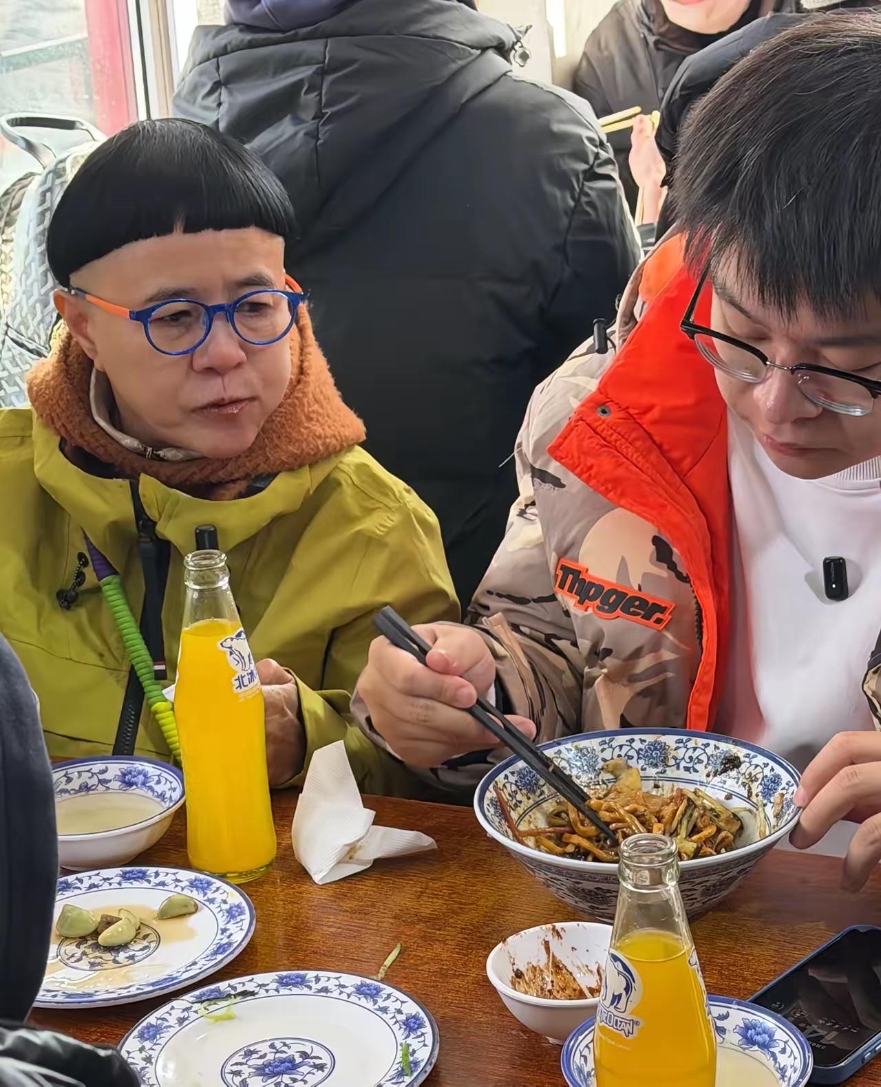 理解不了刘纯燕，长发多好看啊，怎么又把头发弄成锅盖头了！长头发好看又知性，短头