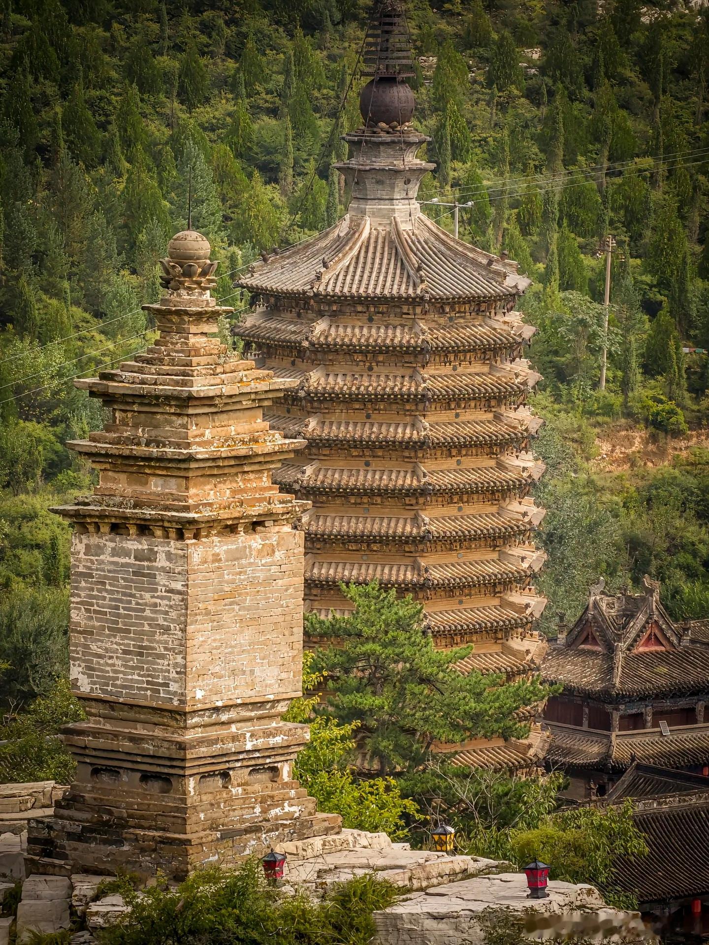 大同不只有云冈石窟，灵丘的觉山寺里，还藏着一座辽代古塔。这座八角十三层的密檐砖塔